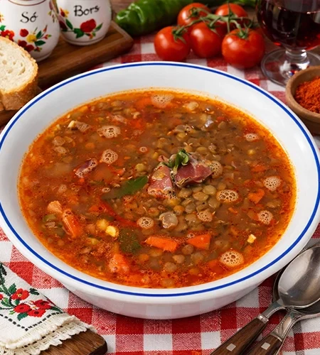 Lencseleves füstölt hússal – tartalmas magyaros recept