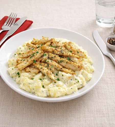 Majonézes burgonyasaláta fűszeres csirkemell csíkokkal